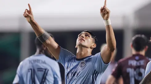 Alan Pulido celebra su tanto con Sporting Kansas City.