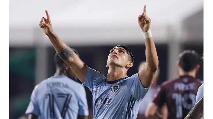 Alan Pulido celebra su tanto con Sporting Kansas City.