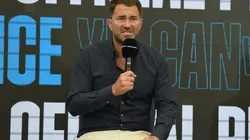 Eddie Hearn busca que la AMB despoje de su cinturón a Leo Santa Cruz.