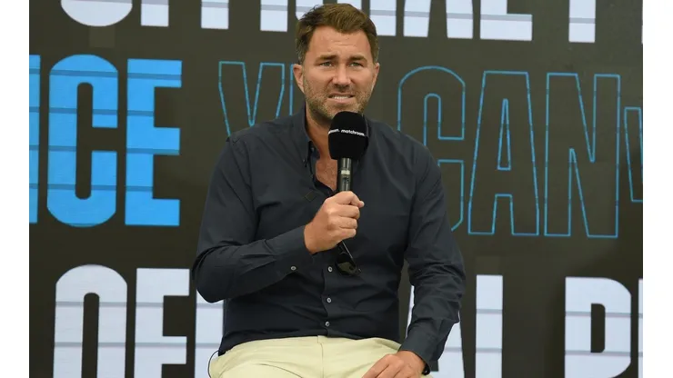 Eddie Hearn busca que la AMB despoje de su cinturón a Leo Santa Cruz.