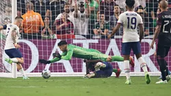 Talavera salvó al Tri con una enorme atajada.