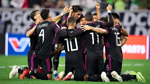 Emotivo festejo con Jonathan Dos Santos.