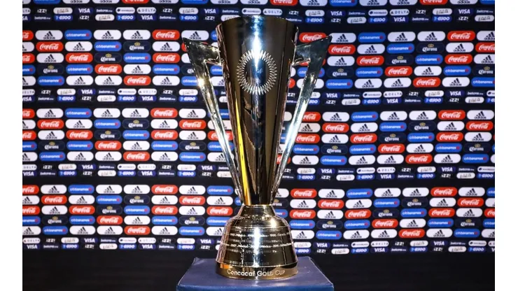 Trofeo de campeón de la Copa Oro 2021.