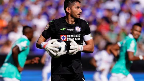 Corona causa baja en Cruz Azul.