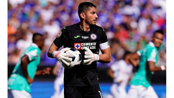 Corona causa baja en Cruz Azul.
