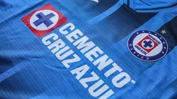 Cruz Azul presentó su nuevo y polémico jersey de local para el próximo año.