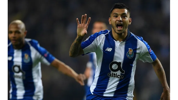 Tecatito Corona, perseguido desde la Premier League de Inglaterra