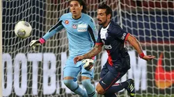 Guillermo Ochoa en un duelo contra Ezequiel Lavezzi del PSG.