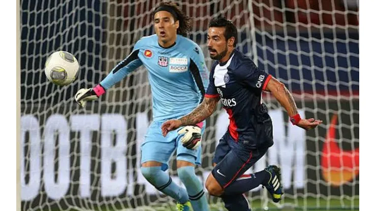 Guillermo Ochoa en un duelo contra Ezequiel Lavezzi del PSG.