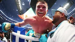 Canelo Álvarez mostró su poder ante un asistente de Eddy Reynoso.