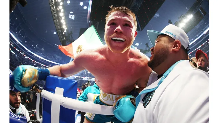 Canelo Álvarez mostró su poder ante un asistente de Eddy Reynoso.