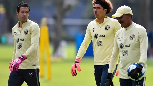 Oscar Jiménez y Guillermo Ochoa en la lucha por la titularidad.