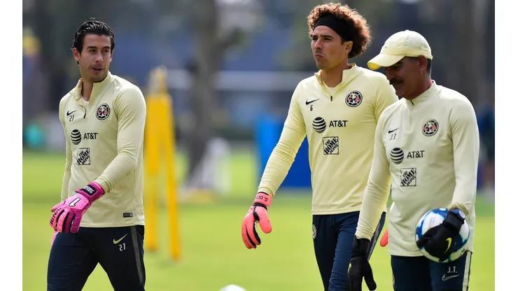 Oscar Jiménez y Guillermo Ochoa en la lucha por la titularidad.