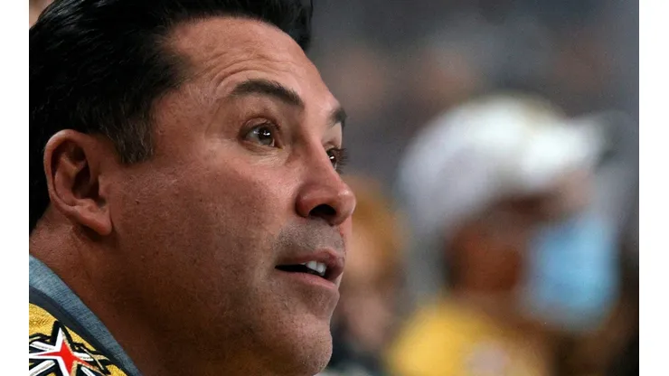 De la Hoya sufre un duro revés con Floyd Mayweather Promotions.