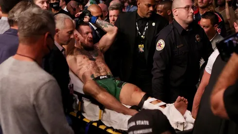 En camilla y a los gritos: la salida de Conor McGregor de la Arena T-Mobile