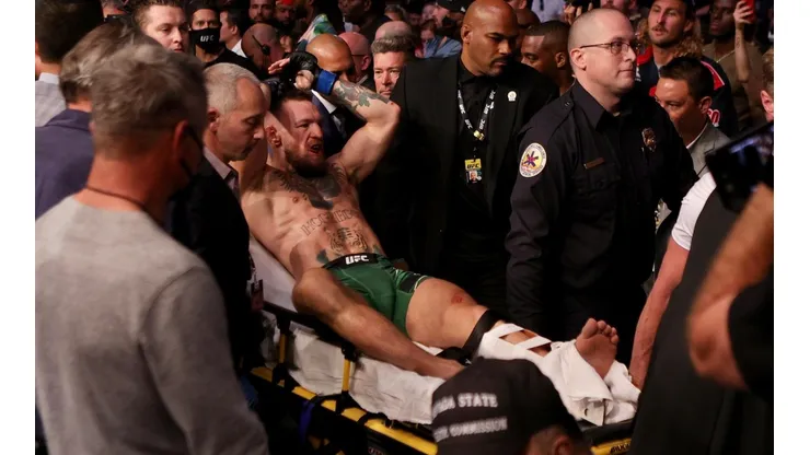 En camilla y a los gritos: la salida de Conor McGregor de la Arena T-Mobile