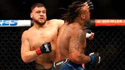 Tai Tuivasa metió un nocaut espectacular y festejó bebiendo cerveza de su zapato