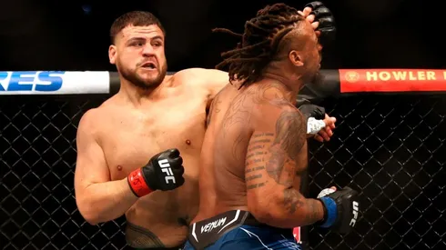 Tai Tuivasa metió un nocaut espectacular y festejó bebiendo cerveza de su zapato