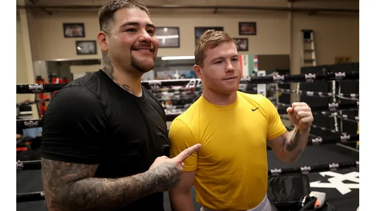 Canelo le explicó a Andy Ruiz como lanzar un golpe.