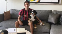 Jürgen Damm con su perro Flash.