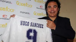 Hugo Sánchez con el jersey del Real Madrid.
