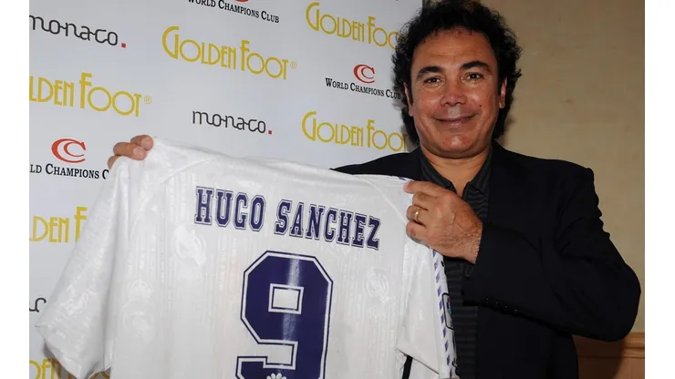 Hugo Sánchez con el jersey del Real Madrid.