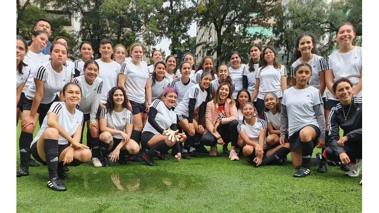 Las jóvenes jugadoras viven una experiencia muy cercana al profesionalismo.