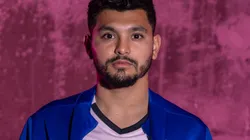 Tecatito Corona modeló el tercer uniforme rosa del Porto.