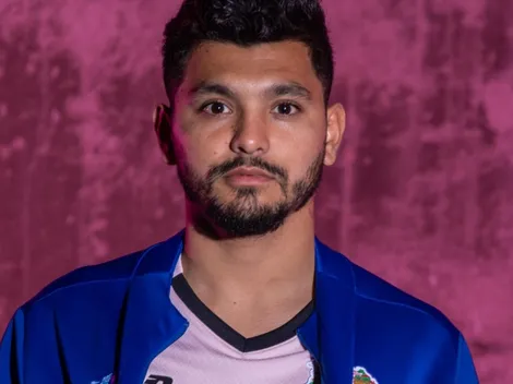 'Tecatito' Corona presentó el nuevo uniforme rosa del Porto