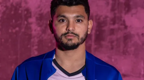 Tecatito Corona modeló el tercer uniforme rosa del Porto.