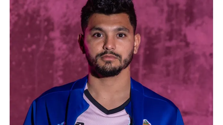 Tecatito Corona modeló el tercer uniforme rosa del Porto.
