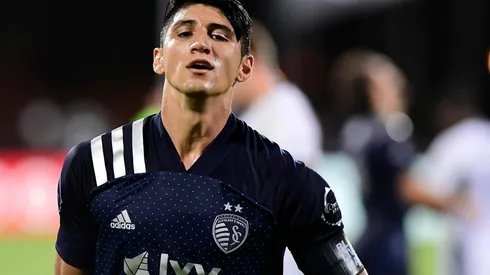 Alan Puldio tuvo que salir de cambio del Sporting Kansas City por la lesión que sufrió ene l pie.