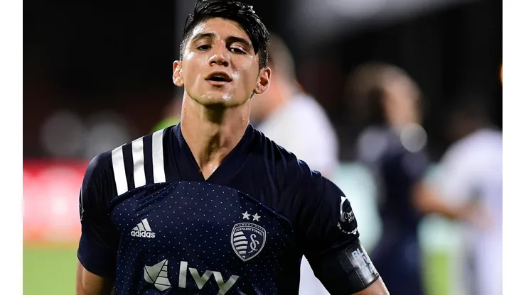Alan Puldio tuvo que salir de cambio del Sporting Kansas City por la lesión que sufrió ene l pie.