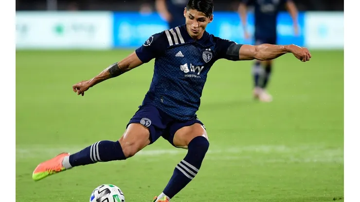 Pulido anotó un golazo, pero se retiró lesionado. (Foto: Getty)