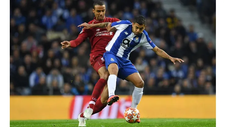 Tecatito Corona ante el Liverpool en Champions League