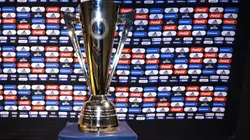 El trofeo que se entrega al Campeón de la Copa Oro está esculpida en chapa de oro y metal.