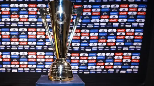 El trofeo que se entrega al Campeón de la Copa Oro está esculpida en chapa de oro y metal.