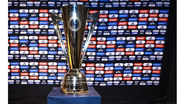 El trofeo que se entrega al Campeón de la Copa Oro está esculpida en chapa de oro y metal.