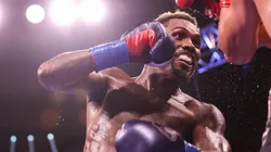 Así quedó la mano derecha de Jermall Charlo de tanto pegarle a Montiel