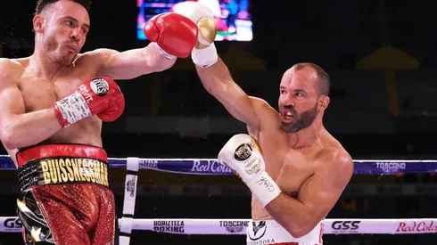 Chávez se comió una paliza ante el Inocente Álvarez. (Jam Media)