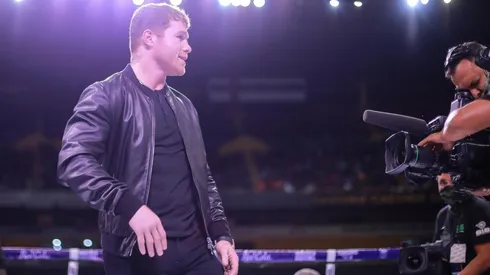 Canelo subió a felicitar a Anderson Silva. (Getty)