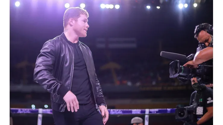 Canelo subió a felicitar a Anderson Silva. (Getty)