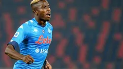 Víctor Osimhen entrena con la playera de Pumas.