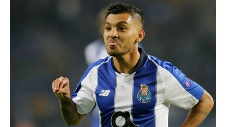 Arsenal iría a la carga por Tecatito Corona.