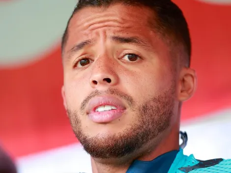 Afición de América festeja la salida de Gio Dos Santos