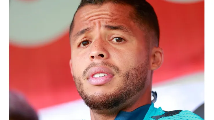 Afición de América contenta con la salida de Gio Dos Santos.