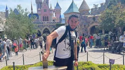 Tras ser Campeón con Cruz Azul, Jesús Corona visitó Disneyland en Los Ángeles al lado de su familia.