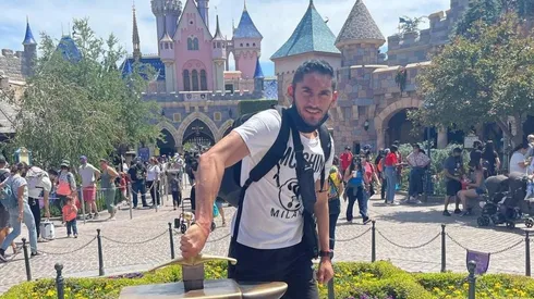 Tras ser Campeón con Cruz Azul, Jesús Corona visitó Disneyland en Los Ángeles al lado de su familia.