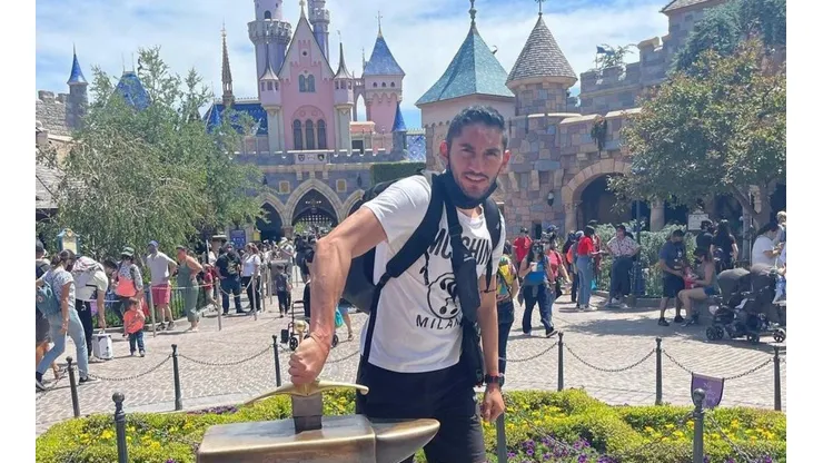 Tras ser Campeón con Cruz Azul, Jesús Corona visitó Disneyland en Los Ángeles al lado de su familia.