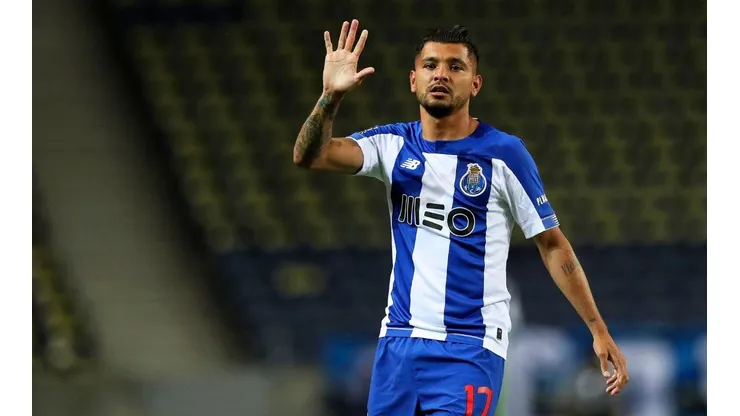 Fiorentina quiere incorporar a Tecatito Corona.